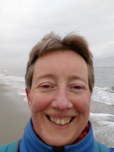 Marieke op het Strand, HSP, Den Haag, Marieke Verkerk, Intuïtie, cursus, Heel de natuur in jou, workshop, Van Hobbel naar H.I.P, hooggevoelig, luisterkind, luisterkind-afstemming, aarden, gronden, aardingsproducten, Earthing Nederland, kortingscode, alternatief advent vieren, HSP Challenge Maandje Minderen, Maya Inzichten spel, 2012 Inspiration cards, bijenvoedselbank, Pollinators, Corona, voor jezelf zorgen, healing garden, Dr Bates methode, bril, HSP Zomer-bingo, lifecoach, dyslexie, bomen, levensvragen, bodem